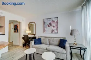 Cute 1 bedroom unit located in Condo Hotel in the heart of Coconut Grove Free Parking - Image 1