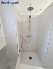 Hd Guesthouse Oasi urbana con parcheggio privato gratuito, fronte stazione - Image 1