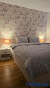 Modern Family Stay near CNE | Parking & Workspace - Image 1