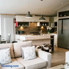 Casa Di Lusso - Stylish Hot Tub Lodge - Lincolnshire Retreat - Image 3