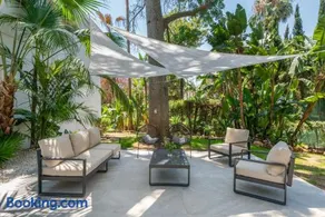 Magnificent 5-bedroom Villa - Image 2