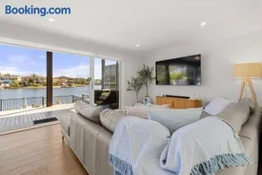 Watersedge - Absolute Waterfront Retreat - Image 1