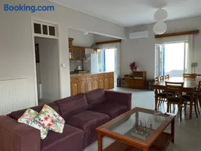 Traditional Greek house by the beach - Image 2