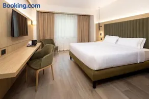 Holiday Inn Napoles - Image 3