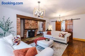 5 Double Bedrooms - Sleeps 10- Luxury Park Escape - 7 Seater Hot Tub W Park Views - Canal Access- Huge Driveway - 4 Vehicles or 2 LWBs - Minutes to JLR BHX Airport HS2 Mell Square - Regular Work Stays and Long Stays are welcome! By Samina Arz Stays - Image 4