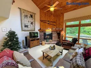 W75 Cozy Bretton Woods Retreat - Gas Fireplace - 2 min to Ski Area - Tennis Courts & Hiking Trails - Image 1