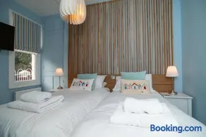 Stylish Apartment with Balcony, Views and Parking - Image 2
