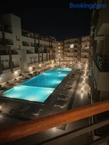 Luxury Studio, pool, Private beach & close to Airport - Image 5