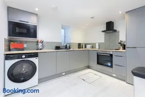 Large 4-Bedroom House in Banbury - Image 3