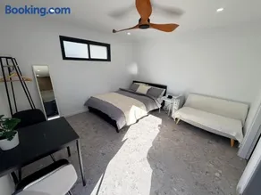 Sydney Studio with Private Bathroom & Kitchen - Image 1