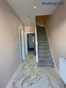 3 Bedroom House - A walking distance to Train Station - Image 2
