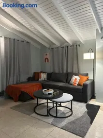 Modern vacation home near beach - Image 3