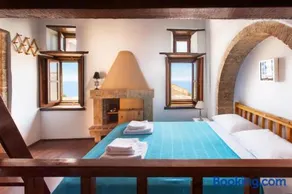 Ypatia Cozy Castle Suite Apartment with Loft - Image 5