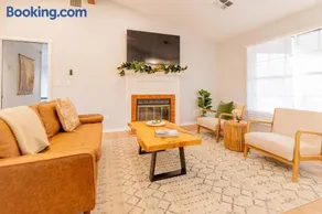 Cozy retreat and views near campus with gourmet kitchen - Image 3