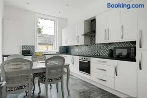 Beautiful Victorian Apartment Parking & Garden - Image 3