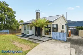 3BR Family Home Near Hobart CBD Free Parking & Fast WiFi - Image 2