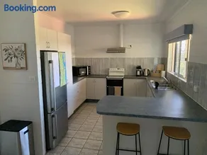 Comfy 4 Bedroom with Country Views - Image 3