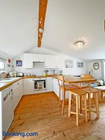 Cosy chalet by the sea - Image 1