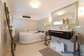 Forest Chalet, all famous ski areas around us, 15 min to city of salzburg, mountainview, panorama sauna, bath whirlpool, fire pit in garden up to 10 p - Image 5