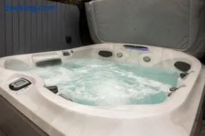 The Cowshed - Luxury Barn with Hot Tub - Image 5