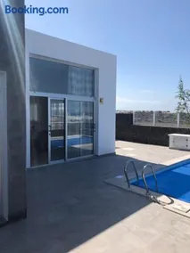 Village vacances avec internet haut débit, piscine et jardin | Vue ville - Image 5