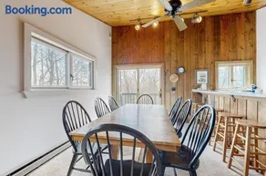 Spacious Mountain Retreat - Image 4