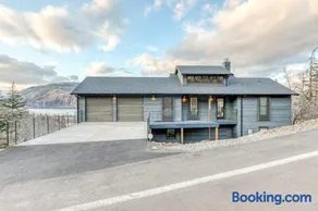 Modern mountain & river-view house with balcony deck gym and WiFi - Image 5