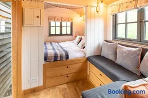 Tilbury Shepherd Huts & Holiday Cottages with Hot Tubs - Image 1
