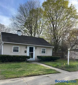 Charming Cottage with fenced yard in convenient location - Image 4