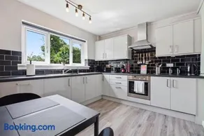 The Milburn-Sleeps6-EnclosedGarden-NearGlasgow - Image 2