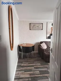 Esplanade Court Apartment with communal seasonal heated pool - Image 4