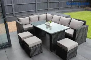Modern Spacious House - Sleeps 16, Free Parking, Sun Terrace - Image 5