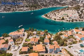 Fully renovated studio apartment with a seaview - Image 2