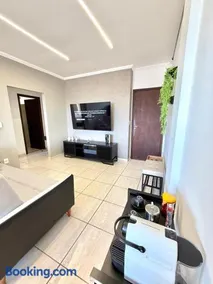 Stúdio Moderno com Garagem - Image 3