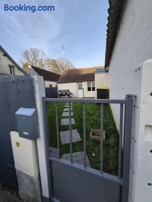Maison avec terrasse et jardin - Image 2