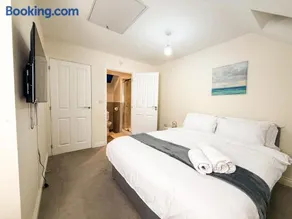 Modern 3-Bedroom Wolverhampton City Home, WiFi&Parking - Image 1