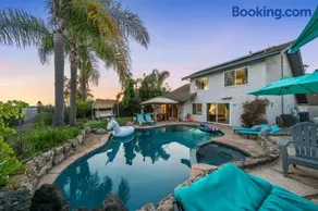 Entire Private House with Hot Tub, King Bed, Garage, Grand View, 3 Bedrooms 3 Bathrooms, Available Now - Image 2
