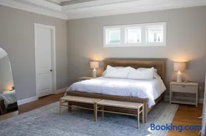 Cozy Beach House, Heated Pool , Fast WiFi - Image 4