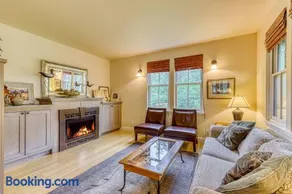 3 Bed 3 Bath Vacation home in Eastsound - Image 1