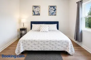 Comfortable Townhome 2BR 1-5BA - Near UF & Shopping Dining - Image 3