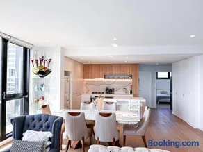 StayAU Elegant 3BR Penthouse with Stunning Views - Image 1