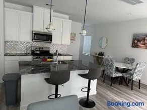Quiet 3BR Home in a gated community, Near NRG Stadium, Medical Center, Downtown - Image 2