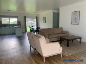Spacious, Modern & Central - Image 2