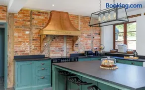 The Farmhouse at Nunwell - Historic 5-Bedroom Farmhouse on Private Estate with Fire Pit & Parkland - Image 3