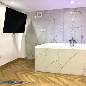 Gold suite19 - Image 5