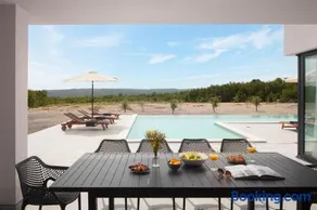 Villa KM 5 Bedroom with heted pool and garden - Image 2