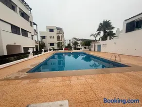 Logement Cozy avec Jardin et Piscine - Mer à 3 Minutes - Image 2