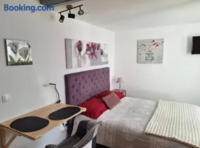 Estudio con barbacoa, terraza y jardín | Vistas al jardín | Ideal para trabajar remoto - Image 2