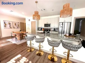 Spacious 2 bed 2 bath with tons of amenities ! - Image 2
