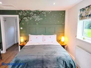 Robin's Nest Guestroom - Image 3